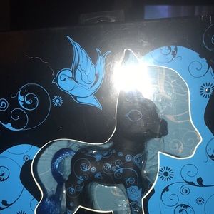 Has bro My Little Pony 2008 Art Pony G3 blue black
